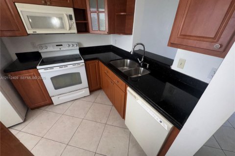 Copropriété à louer à Miramar, Floride: 2 chambres, 77.29 m2 № 2432557 - photo 3