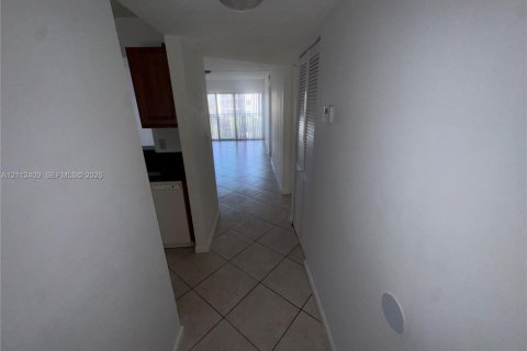 Copropriété à louer à Miramar, Floride: 2 chambres, 77.29 m2 № 2432557 - photo 2