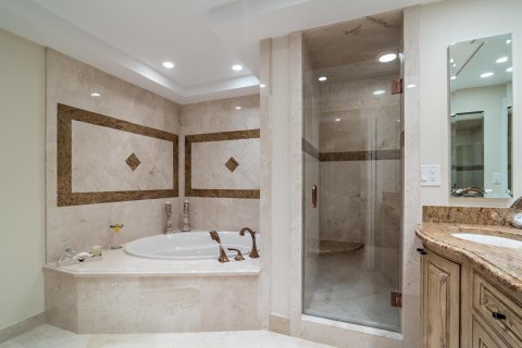 Condo in Palm Beach, Florida, 3 bedrooms  № 2250165 - photo 16