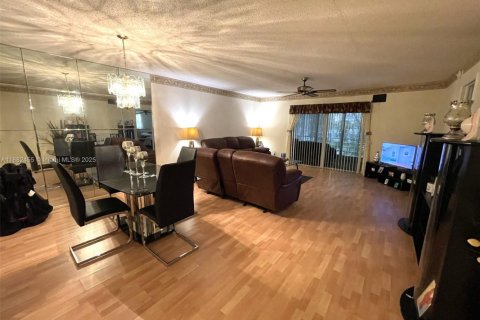 Condo in Lauderdale Lakes, Florida, 2 bedrooms  № 1928591 - photo 5
