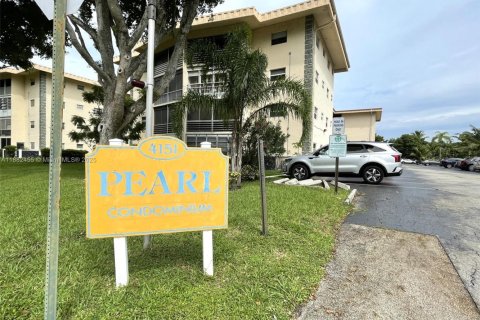 Condo in Lauderdale Lakes, Florida, 2 bedrooms  № 1928591 - photo 1
