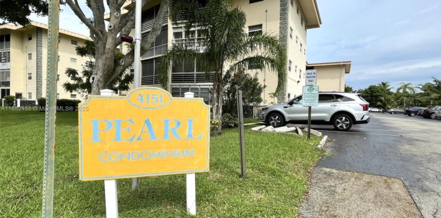 Condo in Lauderdale Lakes, Florida, 2 bedrooms  № 1928591