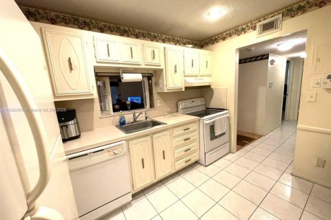 Condo in Lauderdale Lakes, Florida, 2 bedrooms  № 1928591 - photo 4