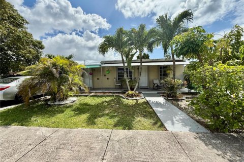Propiedad comercial en venta en Miami, Florida, 175.4 m2 № 2071492 - foto 2
