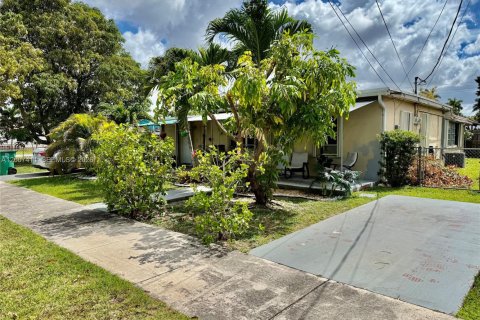 Propiedad comercial en venta en Miami, Florida, 175.4 m2 № 2071492 - foto 3