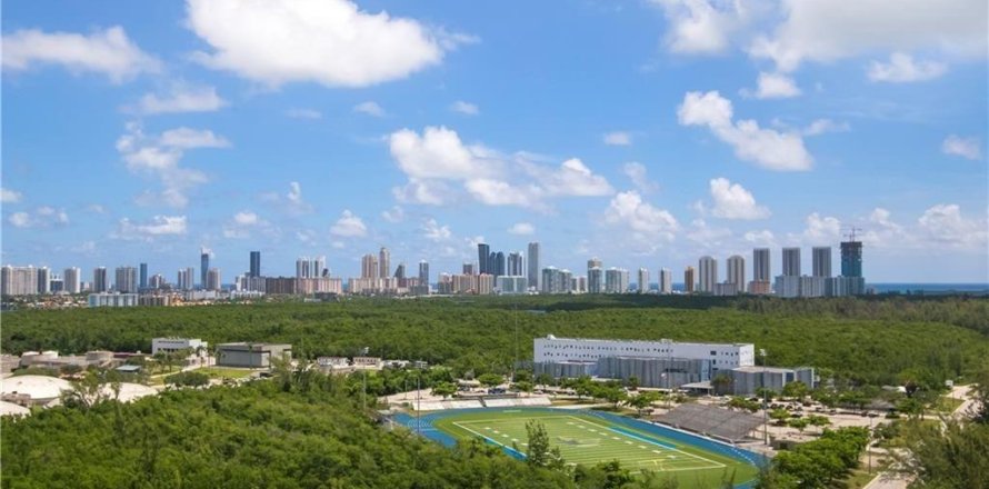Condominio en North Miami, Florida, 3 dormitorios  № 2147366