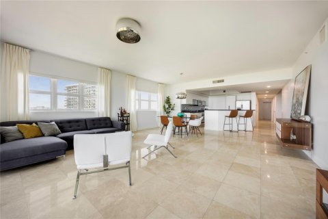 Condominio en venta en North Miami, Florida, 3 dormitorios, 221.57 m2 № 2147366 - foto 12