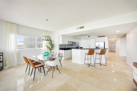 Condominio en venta en North Miami, Florida, 3 dormitorios, 221.57 m2 № 2147366 - foto 8