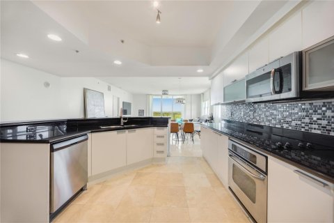 Condominio en venta en North Miami, Florida, 3 dormitorios, 221.57 m2 № 2147366 - foto 5