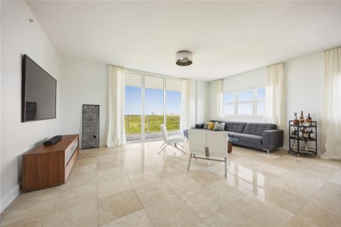 Condominio en venta en North Miami, Florida, 3 dormitorios, 221.57 m2 № 2147366 - foto 11