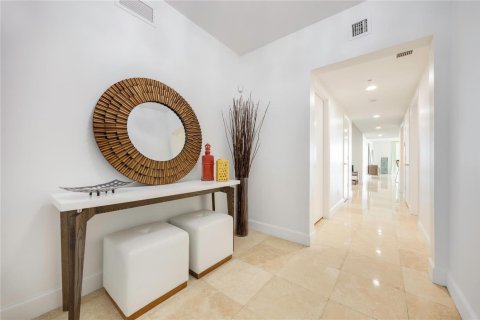 Condominio en venta en North Miami, Florida, 3 dormitorios, 221.57 m2 № 2147366 - foto 2