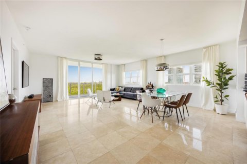 Condominio en venta en North Miami, Florida, 3 dormitorios, 221.57 m2 № 2147366 - foto 10
