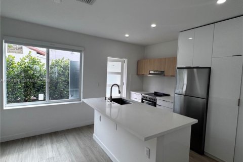 Appartement à louer à Miami Beach, Floride: 2 chambres, 74.32 m2 № 2024664 - photo 2