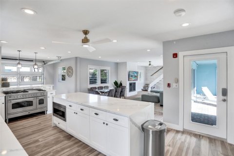 Villa ou maison à vendre à Pompano Beach, Floride: 6 chambres, 269.32 m2 № 2153558 - photo 4