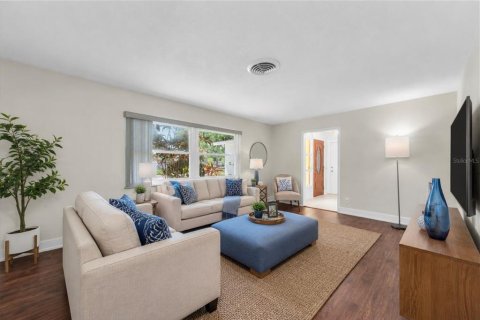 House in Saint Petersburg, Florida 3 bedrooms, 151.34 sq.m. № 2217232 - photo 18