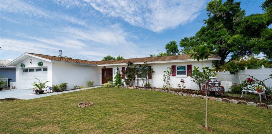 House in Saint Petersburg, Florida 3 bedrooms, 151.34 sq.m. № 2217232