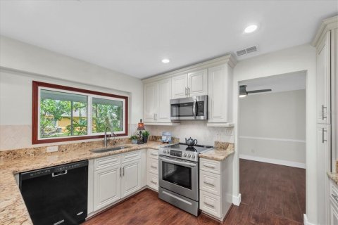 House in Saint Petersburg, Florida 3 bedrooms, 151.34 sq.m. № 2217232 - photo 8