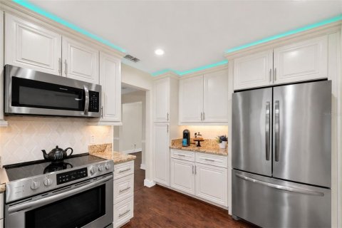 House in Saint Petersburg, Florida 3 bedrooms, 151.34 sq.m. № 2217232 - photo 11