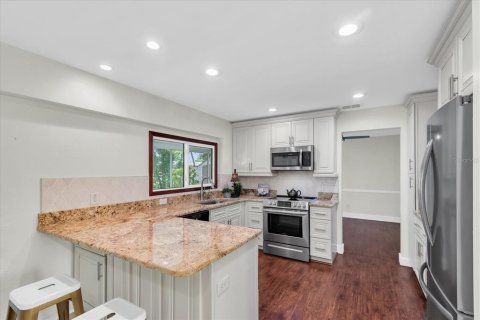 House in Saint Petersburg, Florida 3 bedrooms, 151.34 sq.m. № 2217232 - photo 9