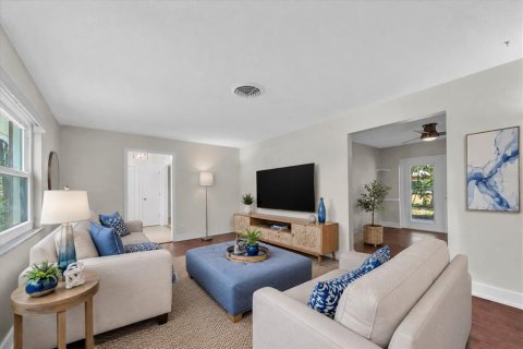 House in Saint Petersburg, Florida 3 bedrooms, 151.34 sq.m. № 2217232 - photo 14