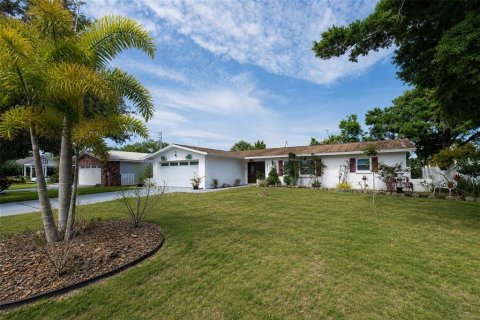 House in Saint Petersburg, Florida 3 bedrooms, 151.34 sq.m. № 2217232 - photo 3