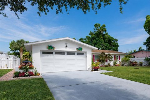 House in Saint Petersburg, Florida 3 bedrooms, 151.34 sq.m. № 2217232 - photo 4