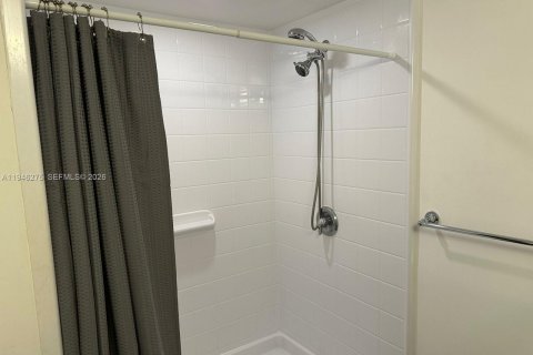 Condo in Aventura, Florida, 1 bedroom  № 2002742 - photo 4
