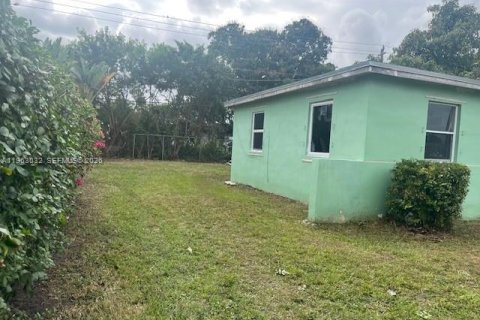 Villa ou maison à louer à Miami, Floride: 3 chambres, 86.96 m2 № 2023973 - photo 2