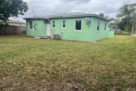 Villa ou maison à louer à Miami, Floride: 3 chambres, 86.96 m2 № 2023973 - photo 3