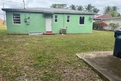 Villa ou maison à louer à Miami, Floride: 3 chambres, 86.96 m2 № 2023973 - photo 4