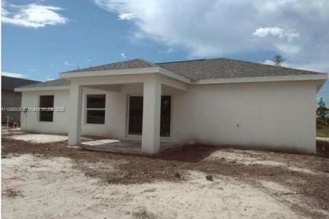 House in Cape Coral, Florida 3 bedrooms № 1937341 - photo 2
