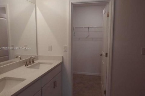 House in Cape Coral, Florida 3 bedrooms № 1937341 - photo 5