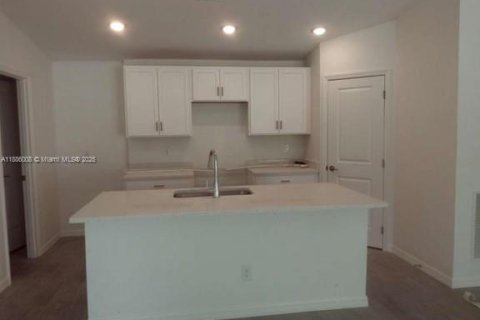 Casa en venta en Cape Coral, Florida, 3 dormitorios № 1937341 - foto 3