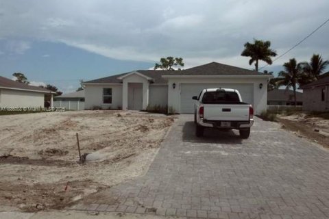 Casa en venta en Cape Coral, Florida, 3 dormitorios № 1937341 - foto 1
