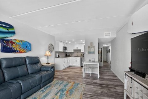 Condo in Ormond Beach, Florida, 2 bedrooms № 2236875 - photo 8