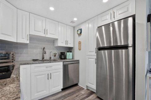 Condo in Ormond Beach, Florida, 2 bedrooms № 2236875 - photo 11