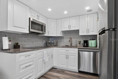 Condo in Ormond Beach, Florida, 2 bedrooms № 2236875 - photo 10