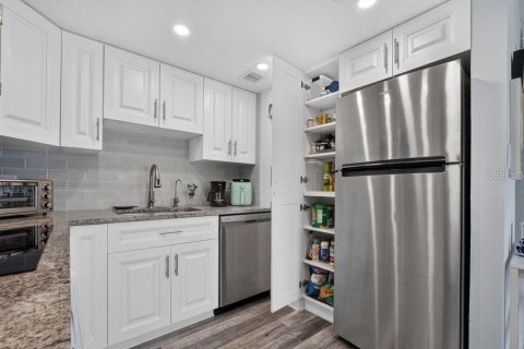 Condo in Ormond Beach, Florida, 2 bedrooms № 2236875 - photo 12