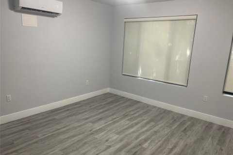 Casa en alquiler en Hollywood, Florida, 1 dormitorio, 606.37 m2 № 1079579 - foto 1