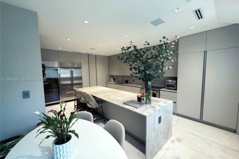 Townhouse in Miami, Florida 5 bedrooms, 324.51 sq.m. № 2042307 - photo 12