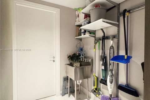 Townhouse in Miami, Florida 5 bedrooms, 324.51 sq.m. № 2042307 - photo 29