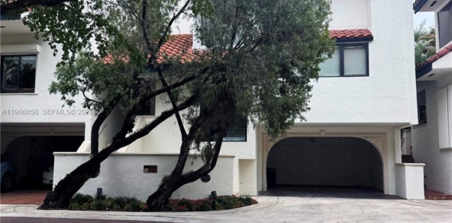 Townhouse in Miami, Florida 5 bedrooms, 324.51 sq.m. № 2042307