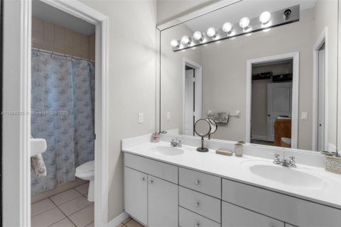 Casa en venta en Miami, Florida, 4 dormitorios, 290.69 m2 № 1949302 - foto 24