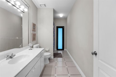 Casa en venta en Miami, Florida, 4 dormitorios, 290.69 m2 № 1949302 - foto 21