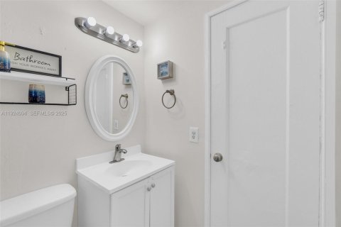 Condo in Miami Beach, Florida  № 1982479 - photo 15