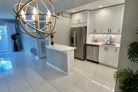 Condo in Plantation, Florida, 2 bedrooms  № 1159845 - photo 1
