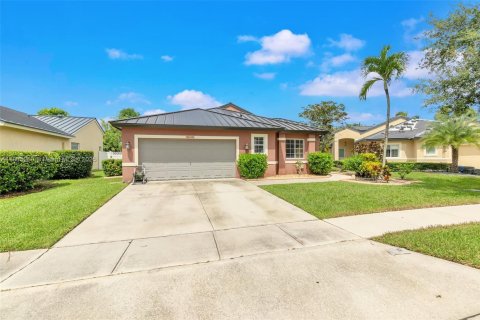 House in Pembroke Pines, Florida 4 bedrooms, 194.91 sq.m. № 1818038 - photo 2