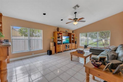 House in Pembroke Pines, Florida 4 bedrooms, 194.91 sq.m. № 1818038 - photo 6