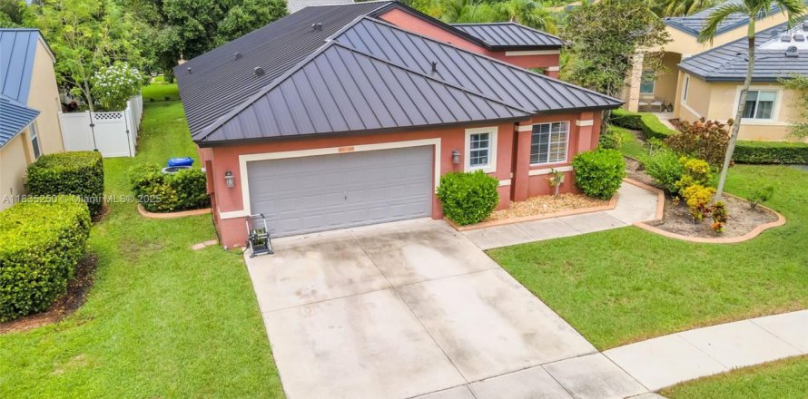 House in Pembroke Pines, Florida 4 bedrooms, 194.91 sq.m. № 1818038