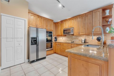 House in Pembroke Pines, Florida 4 bedrooms, 194.91 sq.m. № 1818038 - photo 12